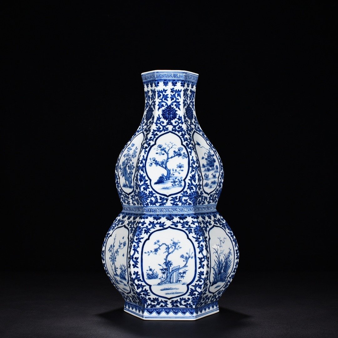 Qing Dynasty Qianlong blue and white windowed gourd vase
