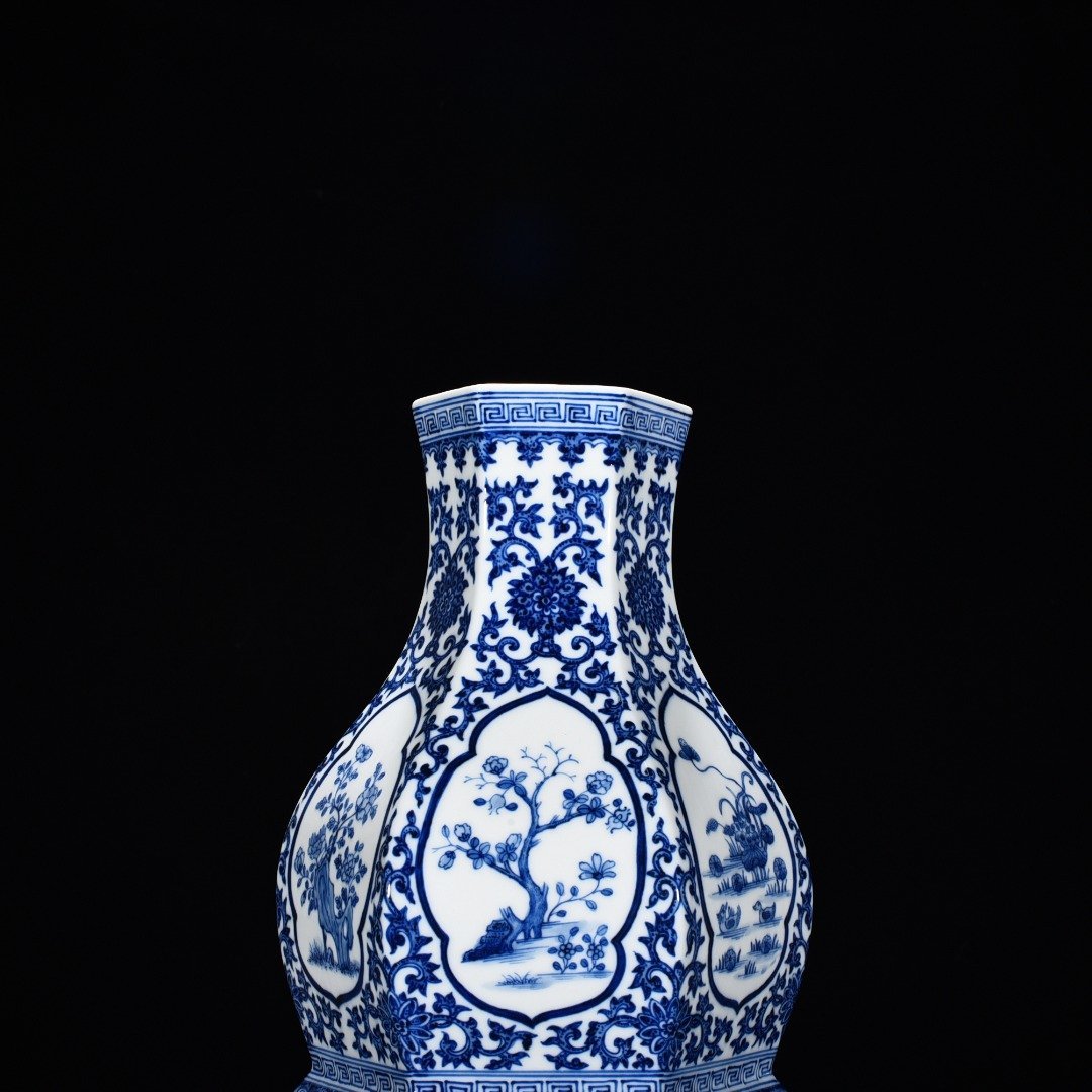 Qing Dynasty Qianlong blue and white windowed gourd vase