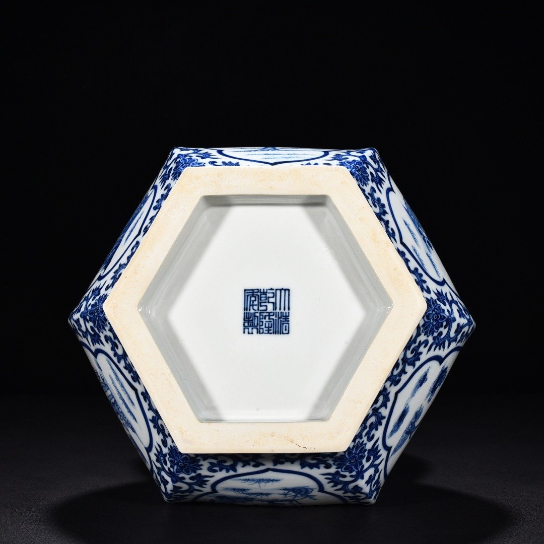 Qing Dynasty Qianlong blue and white windowed gourd vase