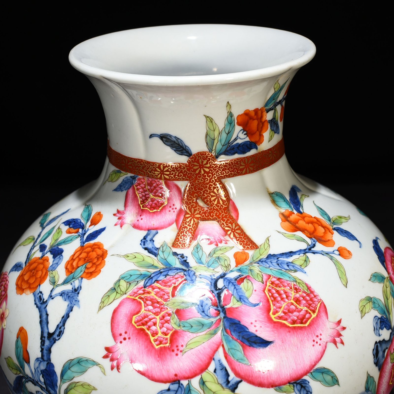 Qing Dynasty Qianlong blue and white doucai multi-pomegranate pomegranate statue