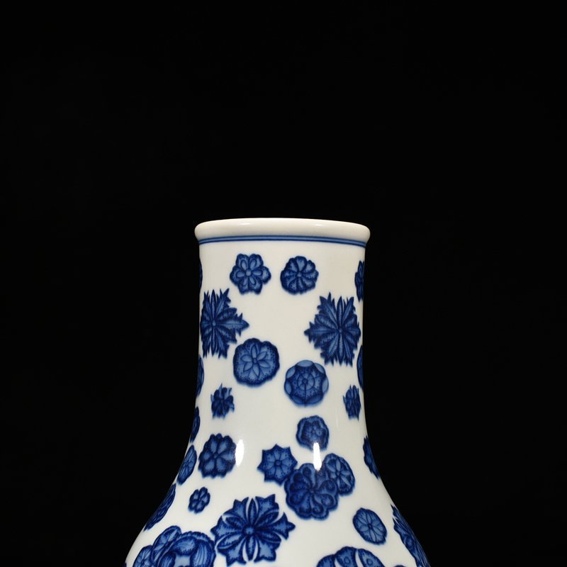 Qing Dynasty Qianlong Blue and White Leather Ball Pipa Zun