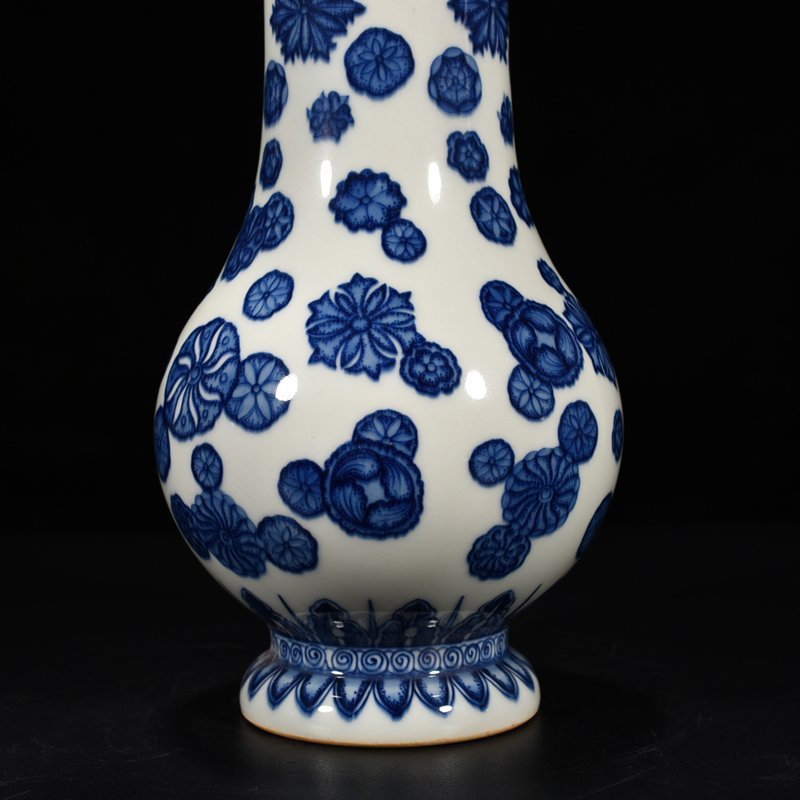 Qing Dynasty Qianlong Blue and White Leather Ball Pipa Zun