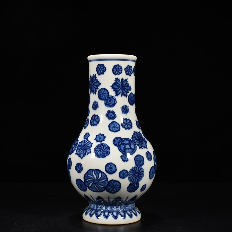 Qing Dynasty Qianlong Blue and White Leather Ball Pipa Zun