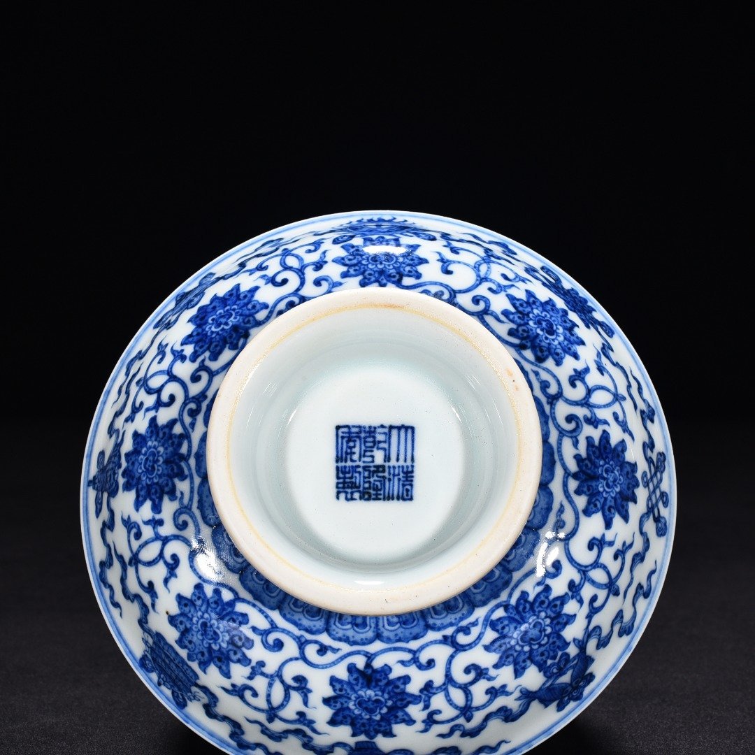 Qing Dynasty Qianlong blue and white flower high plate