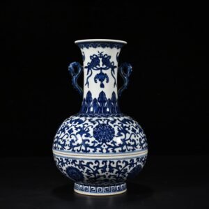Qing Dynasty Qianlong blue and white vase-shaped