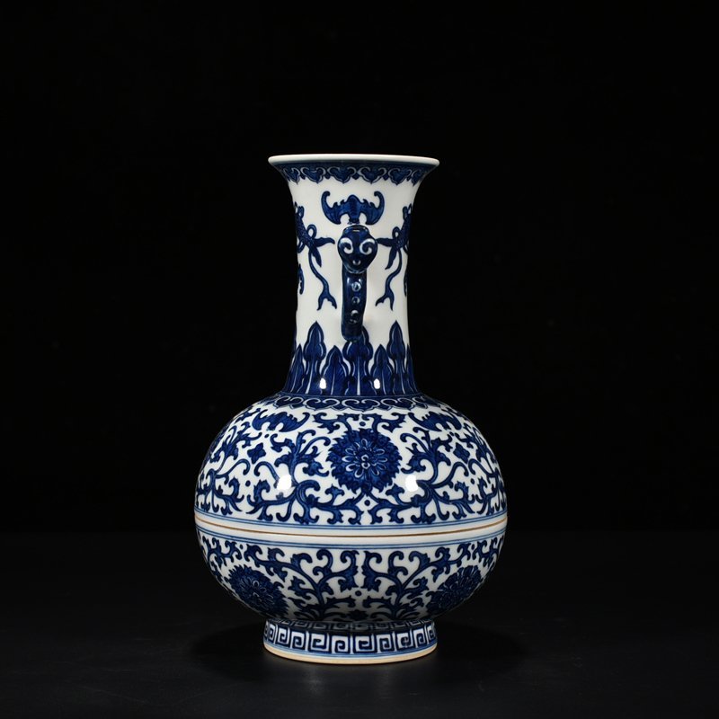 Qing Dynasty Qianlong blue and white vase-shaped