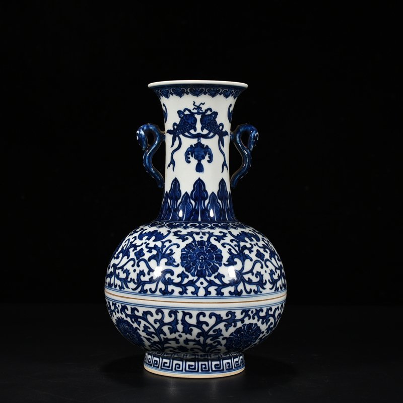 Qing Dynasty Qianlong blue and white vase-shaped