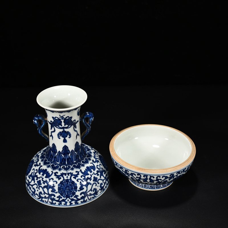 Qing Dynasty Qianlong blue and white vase-shaped