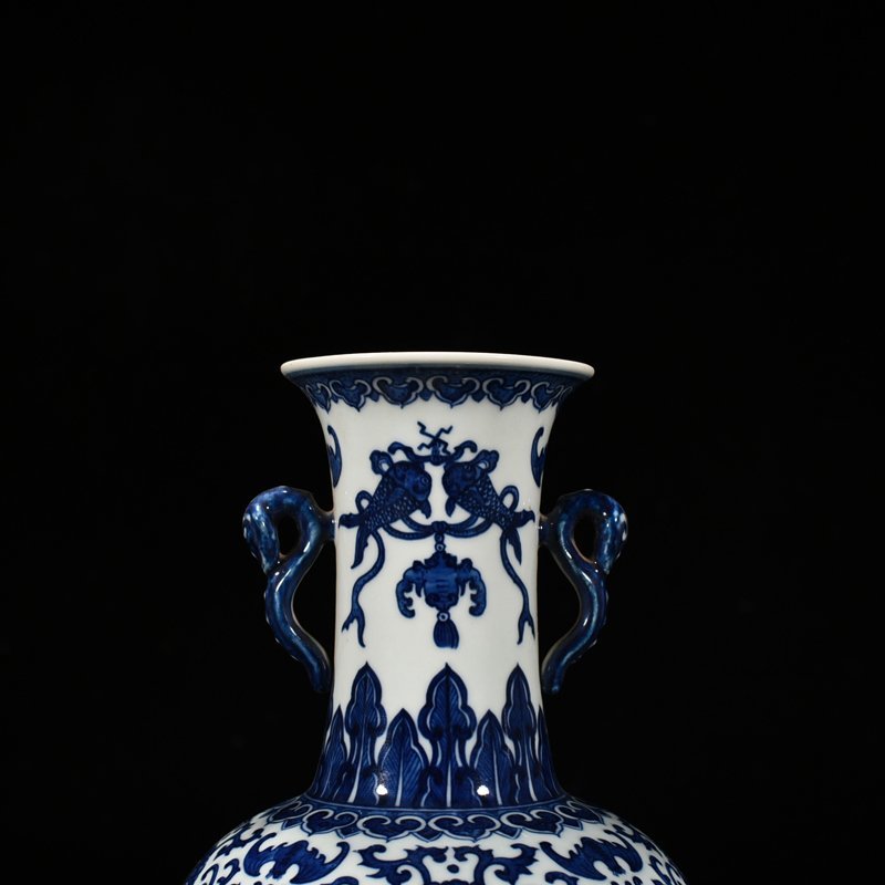 Qing Dynasty Qianlong blue and white vase-shaped