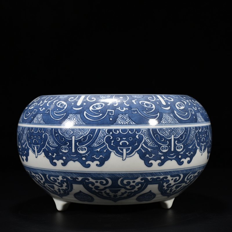 Qing Dynasty Qianlong blue and white Taotie animal mask three-legged wash