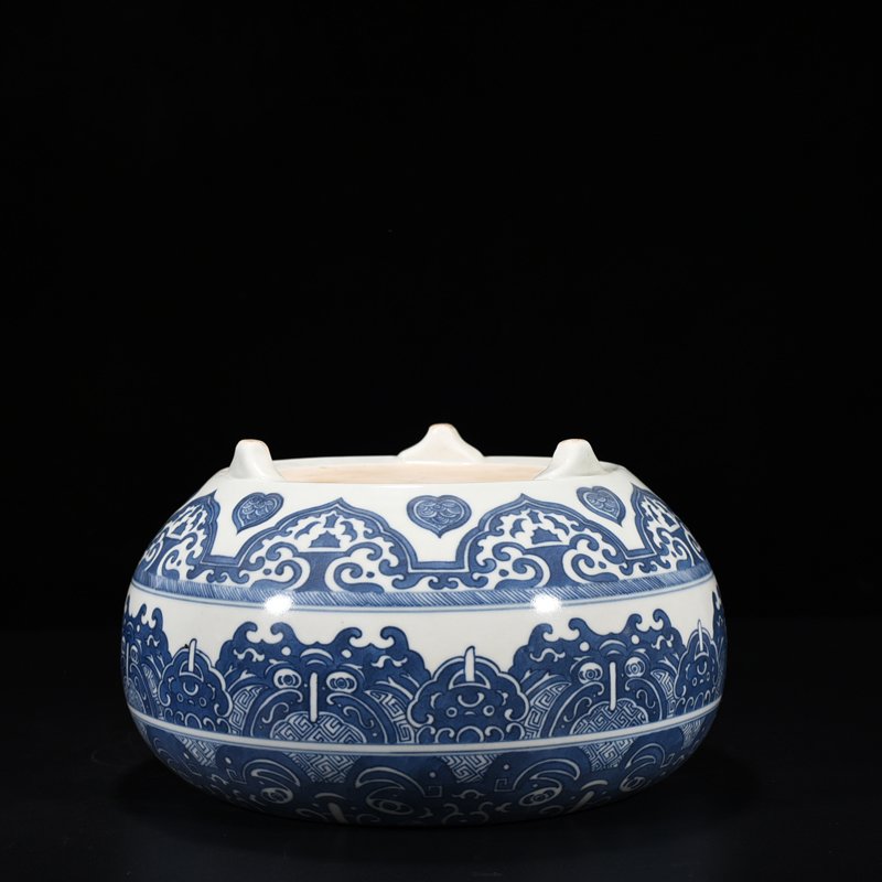 Qing Dynasty Qianlong blue and white Taotie animal mask three-legged wash
