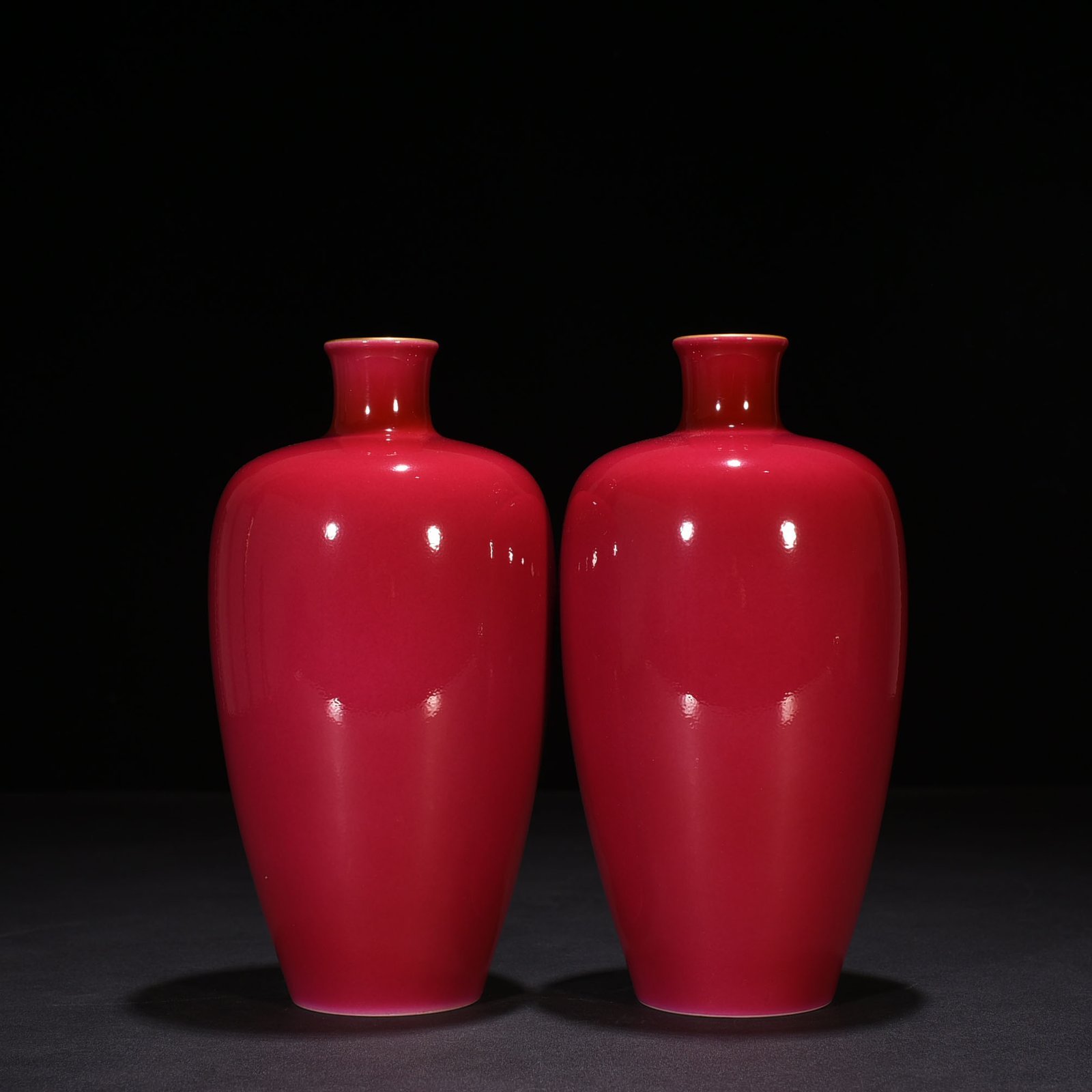 Qing Dynasty Xiugong model rouge red glazed plum vase