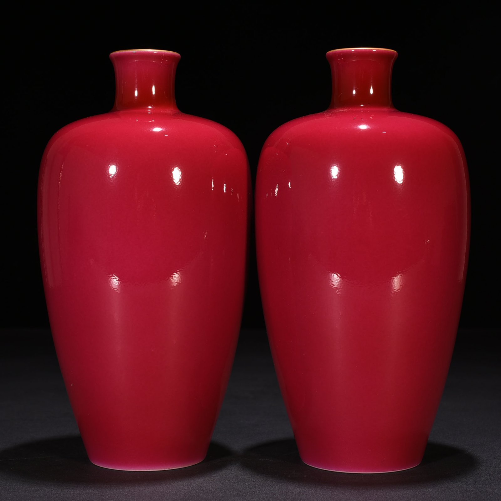 Qing Dynasty Xiugong model rouge red glazed plum vase