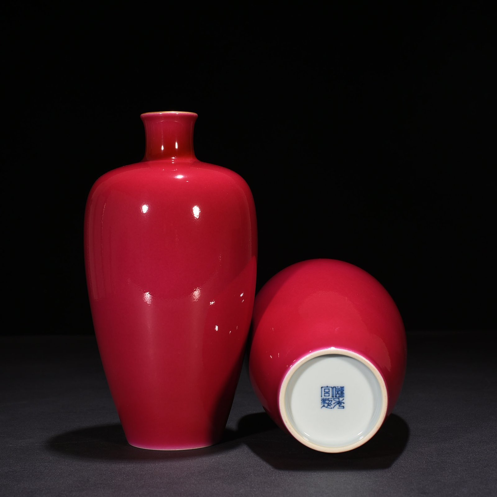 Qing Dynasty Xiugong model rouge red glazed plum vase