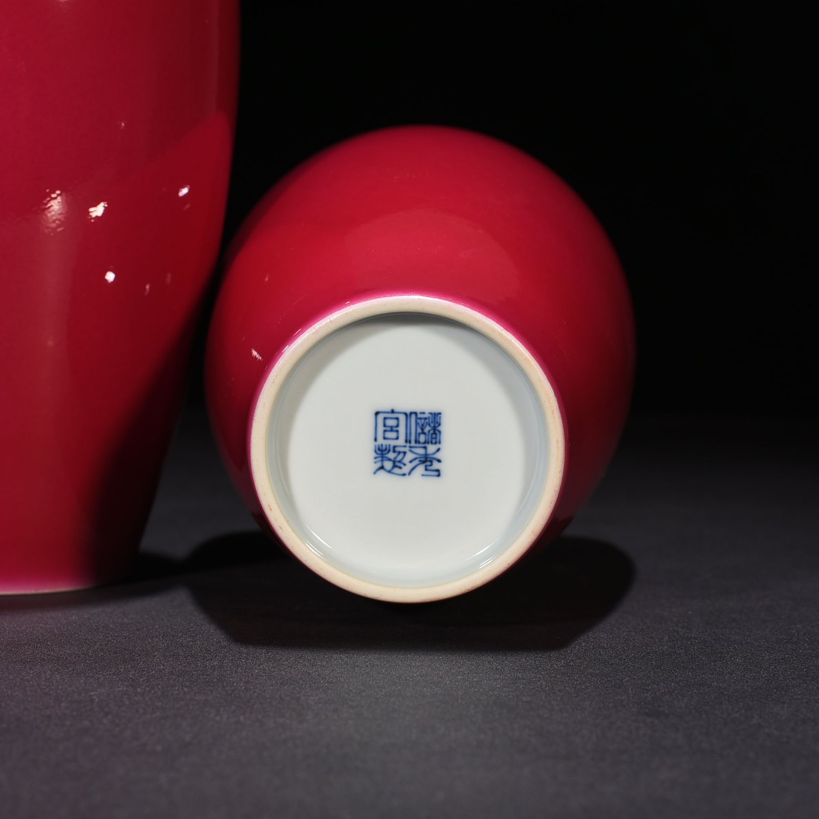 Qing Dynasty Xiugong model rouge red glazed plum vase