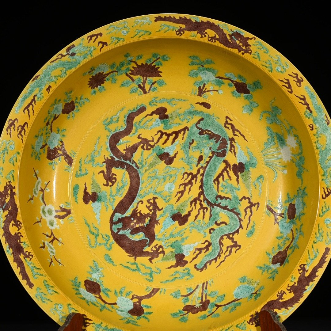 Qing Dynasty Guangxu three-color flower and dragon folding edge plate