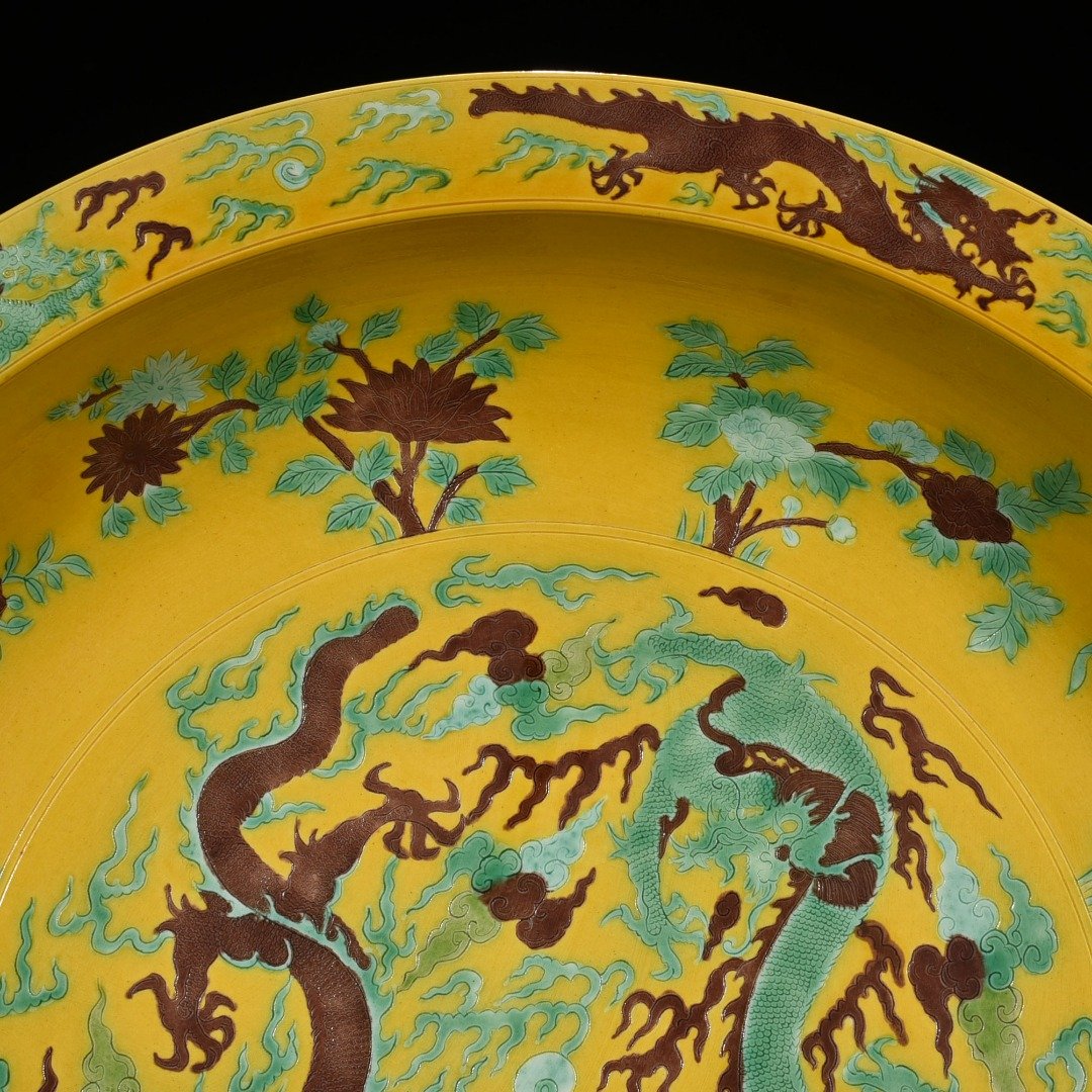Qing Dynasty Guangxu three-color flower and dragon folding edge plate