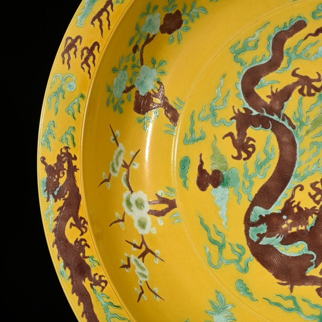 Qing Dynasty Guangxu three-color flower and dragon folding edge plate