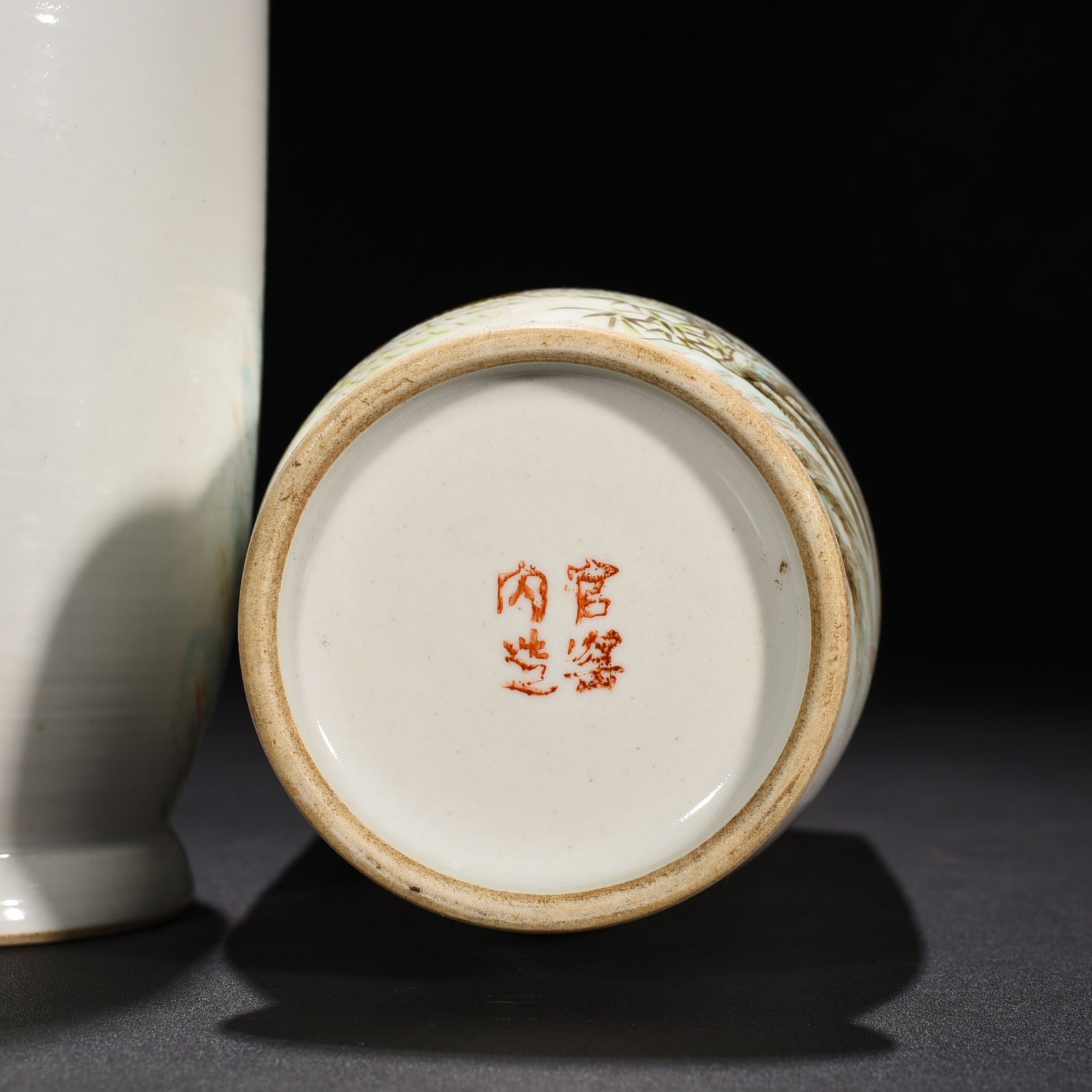 Qing Dynasty Guangxu light crimson color figure stick vase