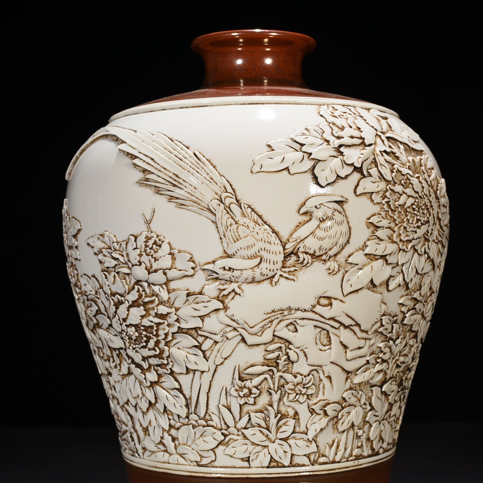 Qing Dynasty Guangxu Wang Bingrong golden pheasant and peony plum vase