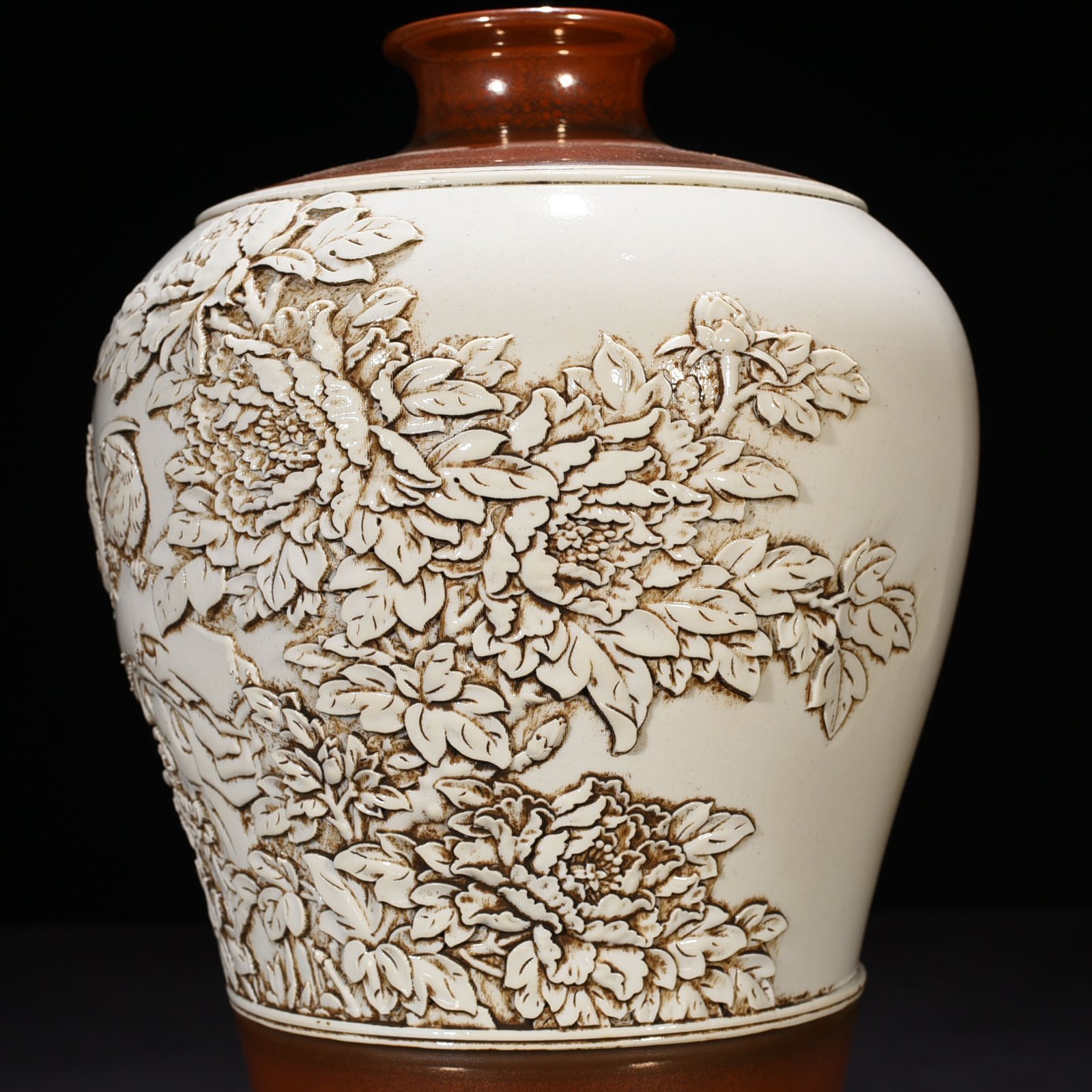 Qing Dynasty Guangxu Wang Bingrong golden pheasant and peony plum vase