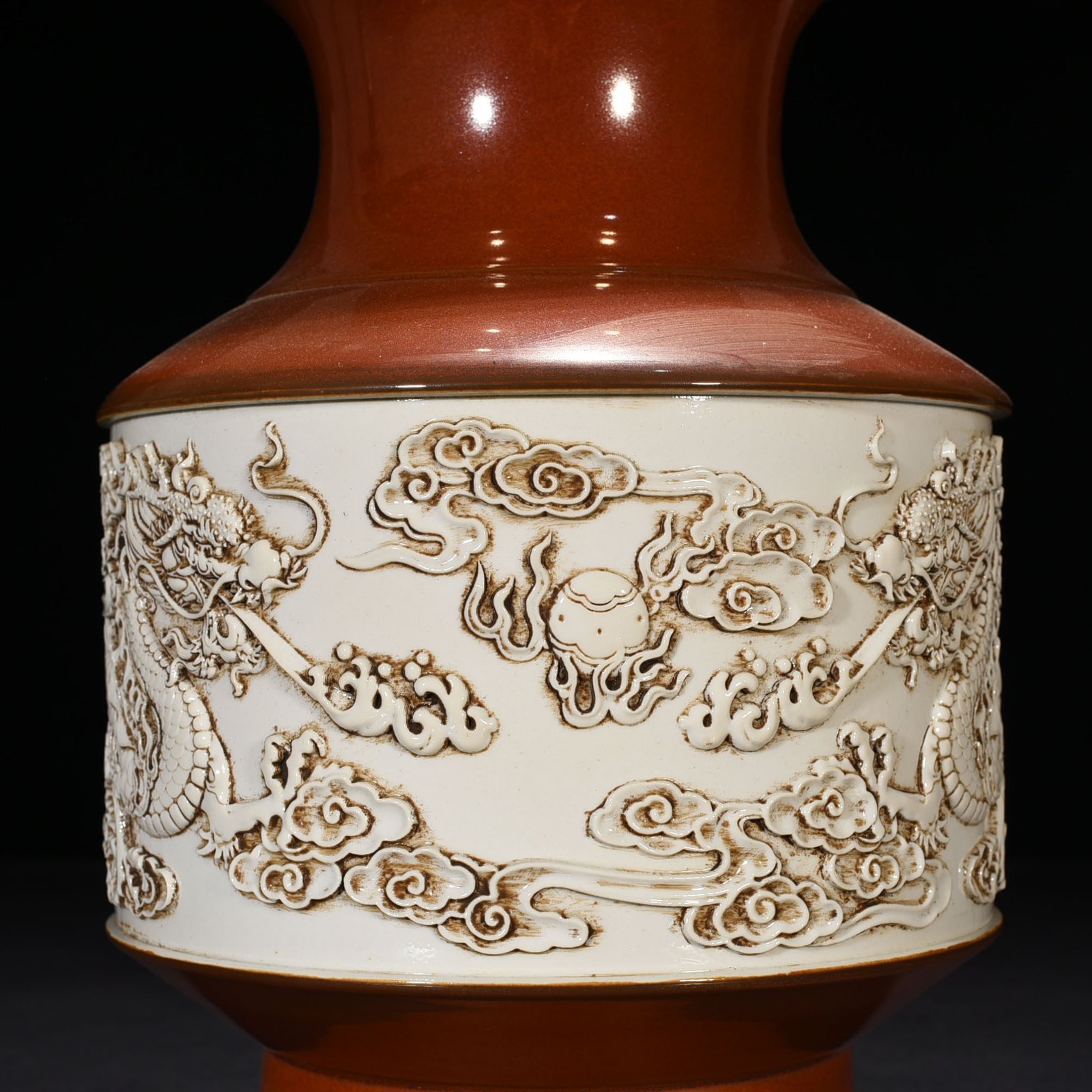 Qing Dynasty Guangxu Wang Bingrong carved double dragons playing with beads bottle