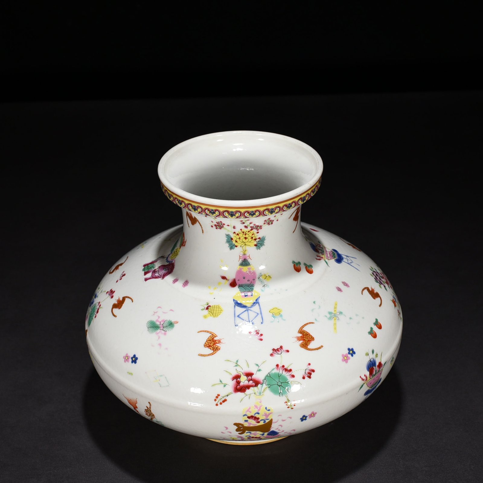 Qing Dynasty Guangxu pastel ancient flower flat belly vase