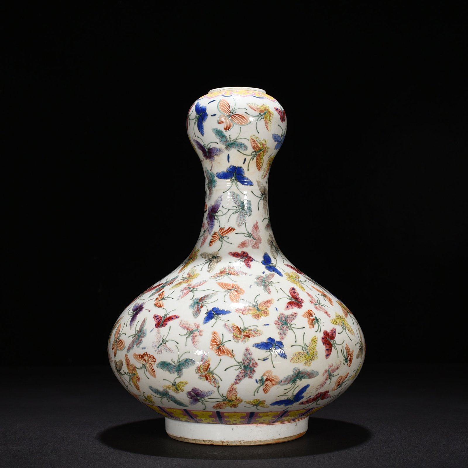Qing Dynasty Guangxu Pastel Happy Butterfly Garlic Vase