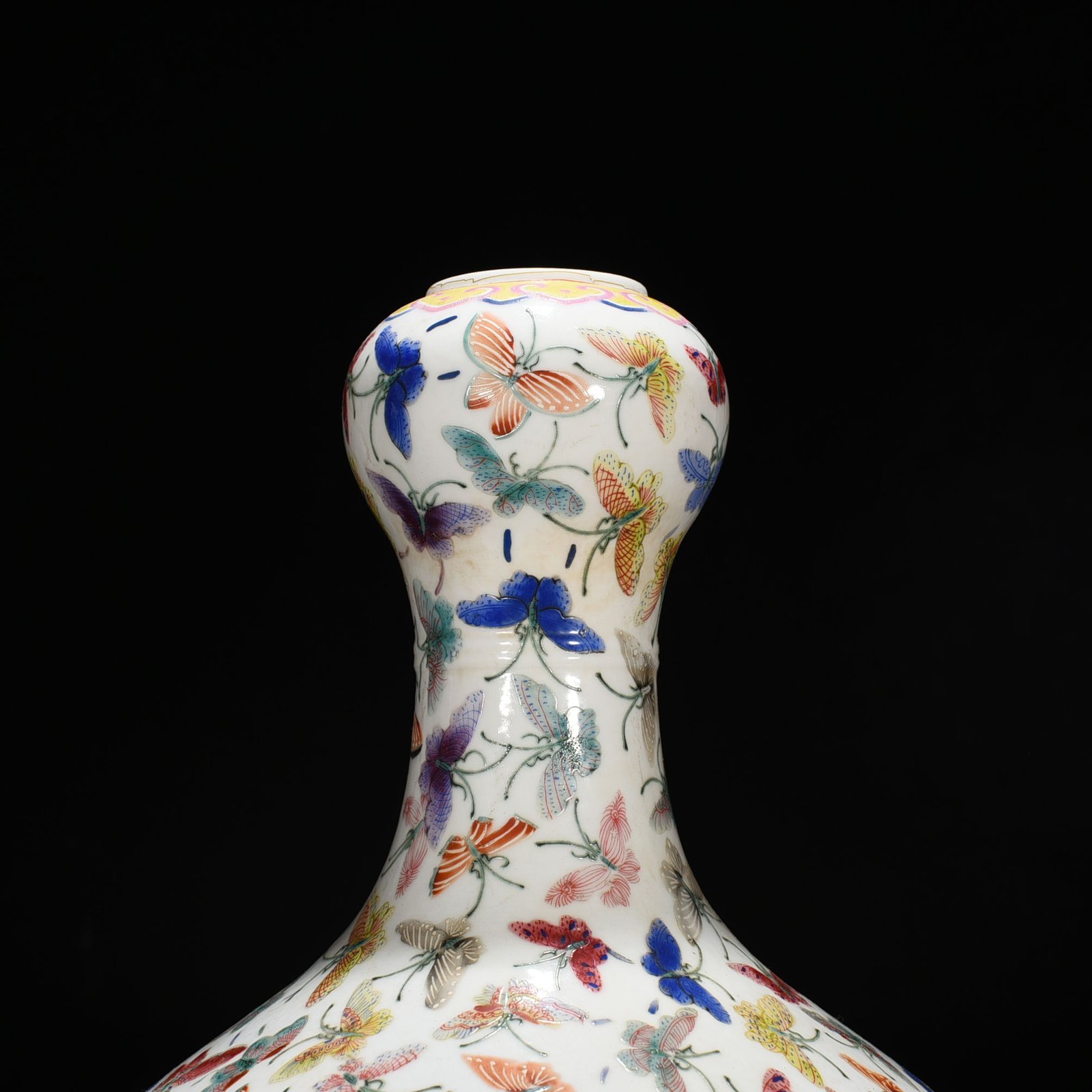 Qing Dynasty Guangxu Pastel Happy Butterfly Garlic Vase