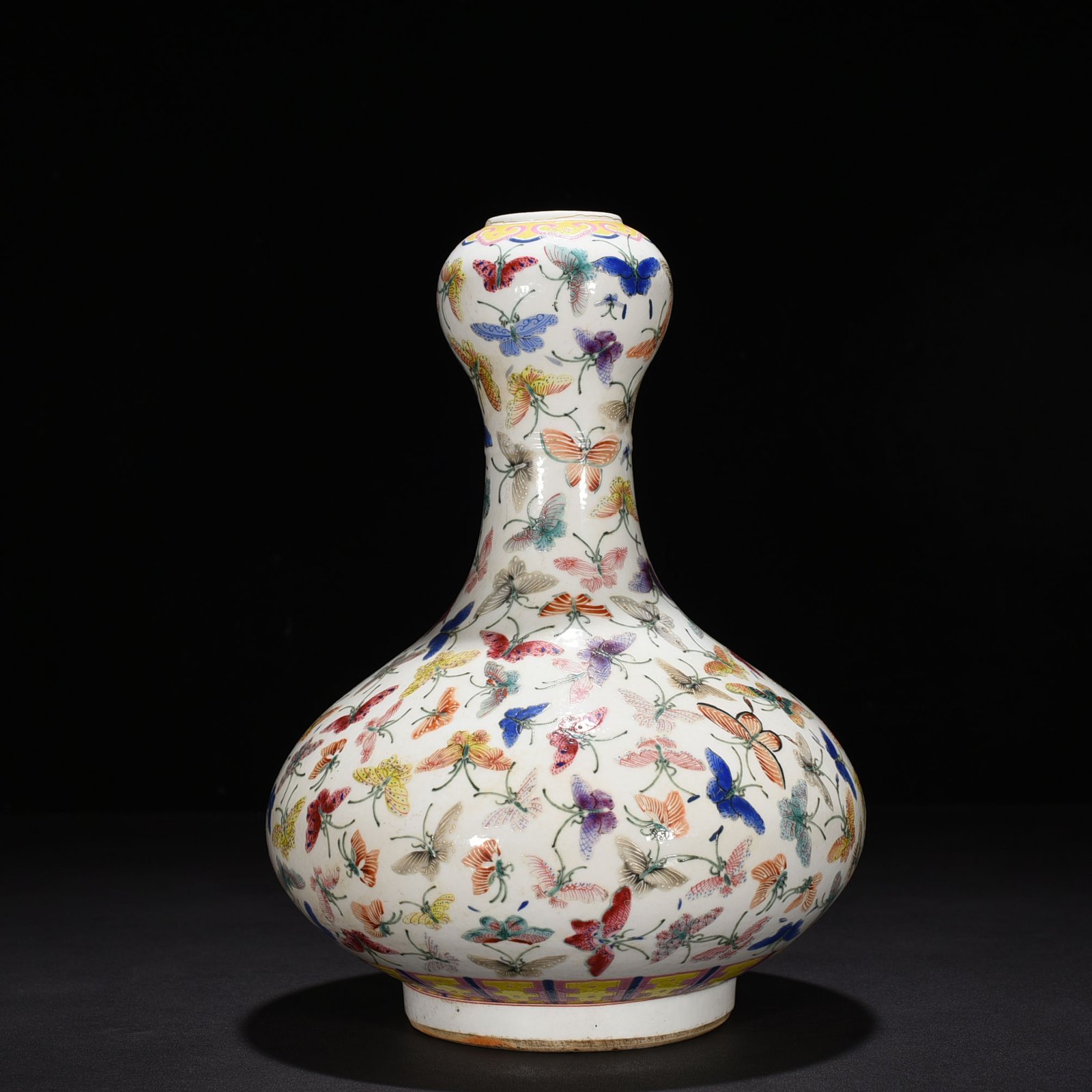 Qing Dynasty Guangxu Pastel Happy Butterfly Garlic Vase