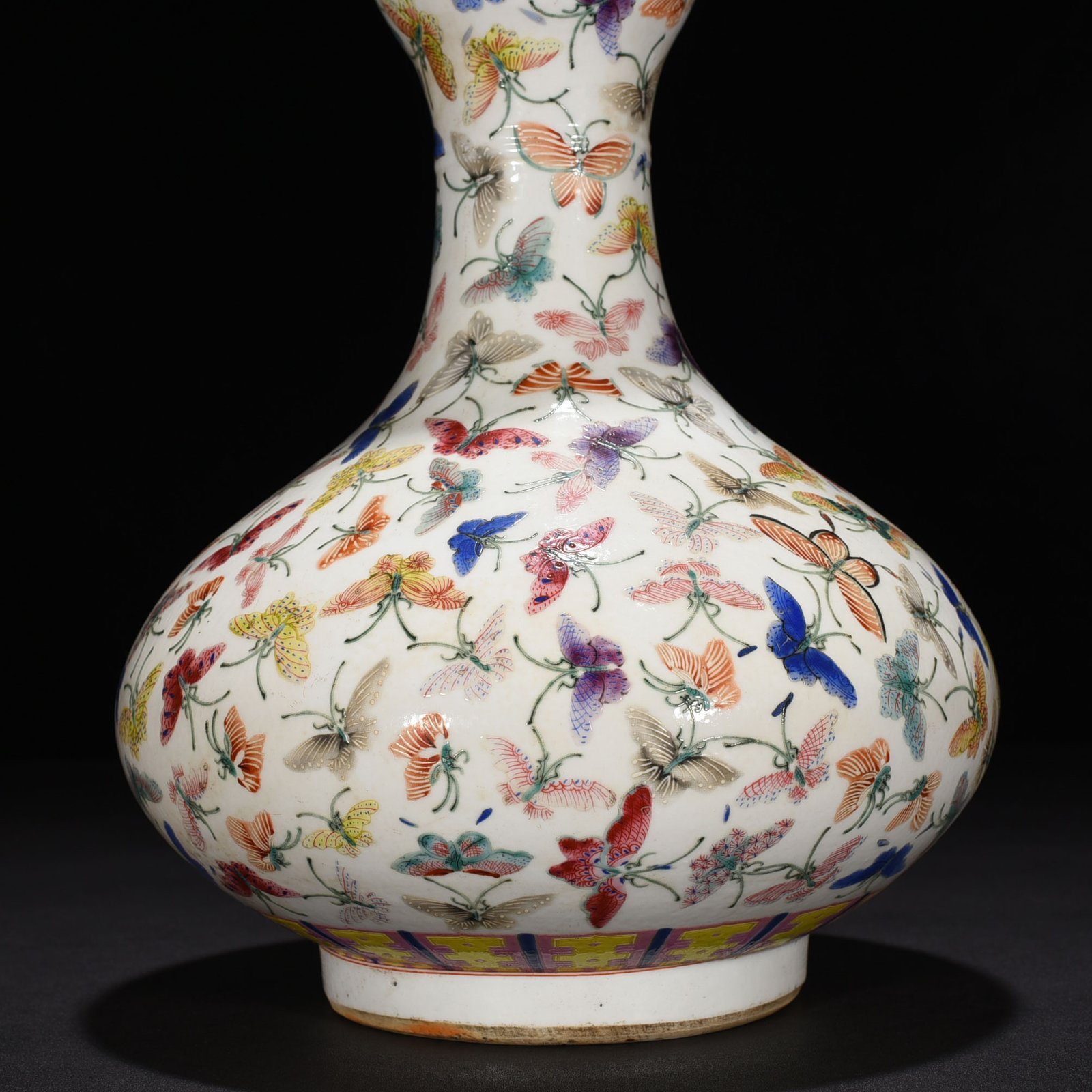 Qing Dynasty Guangxu Pastel Happy Butterfly Garlic Vase