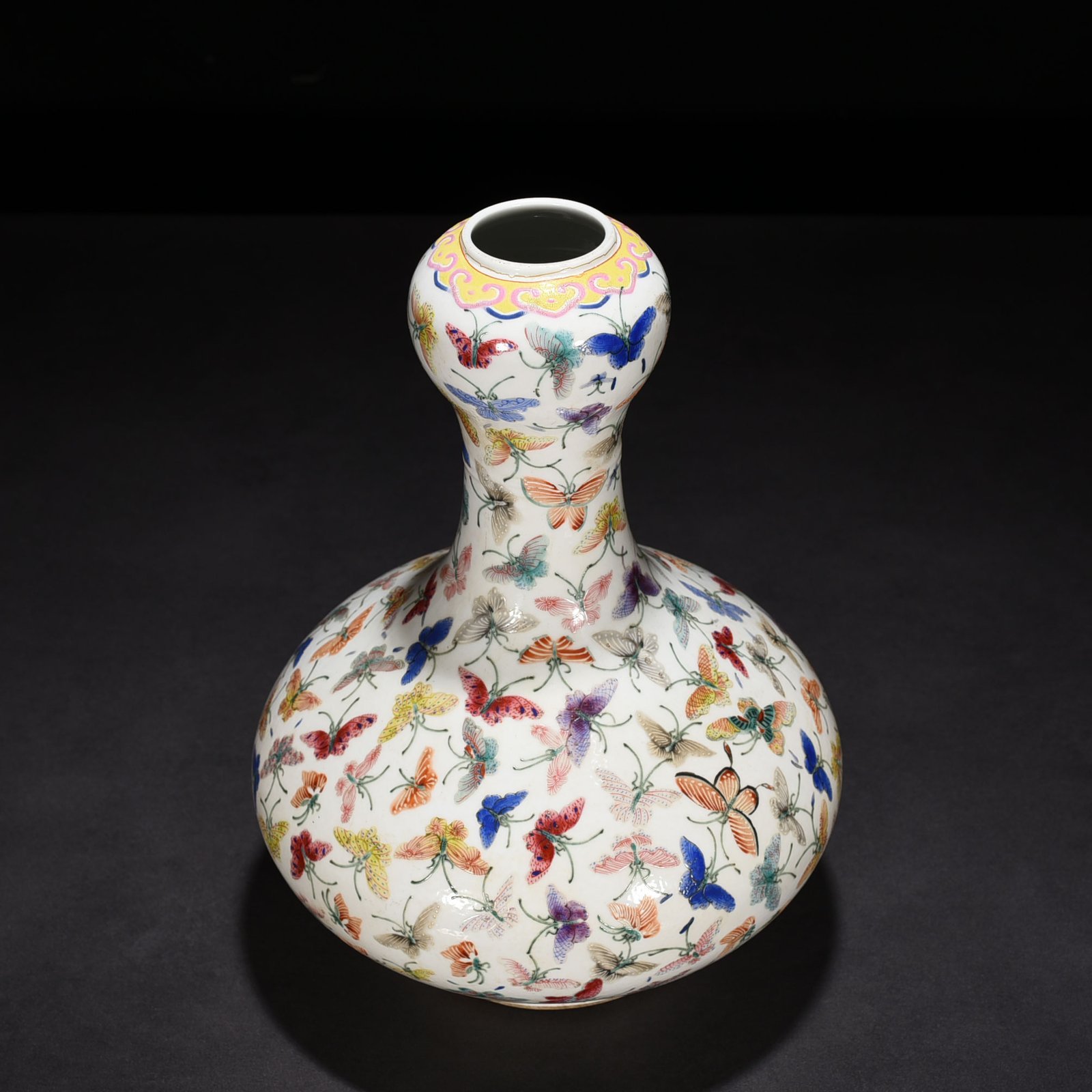 Qing Dynasty Guangxu Pastel Happy Butterfly Garlic Vase