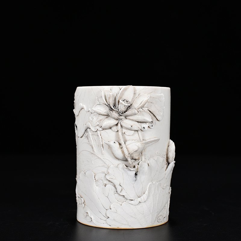 Qing Dynasty Guangxu carved lotus pond flower and bird pen holder