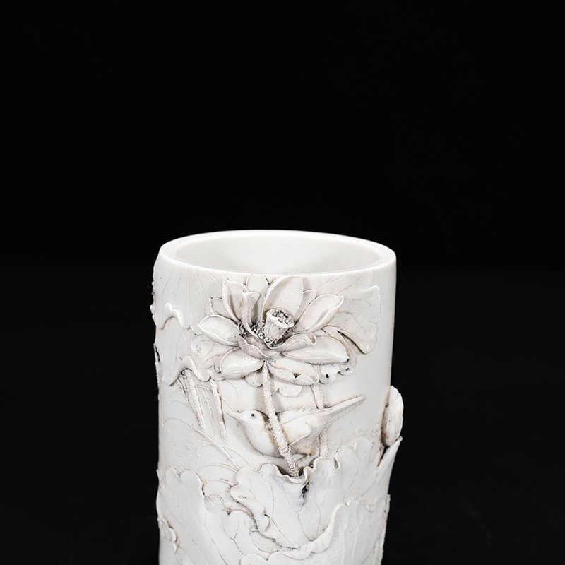 Qing Dynasty Guangxu carved lotus pond flower and bird pen holder