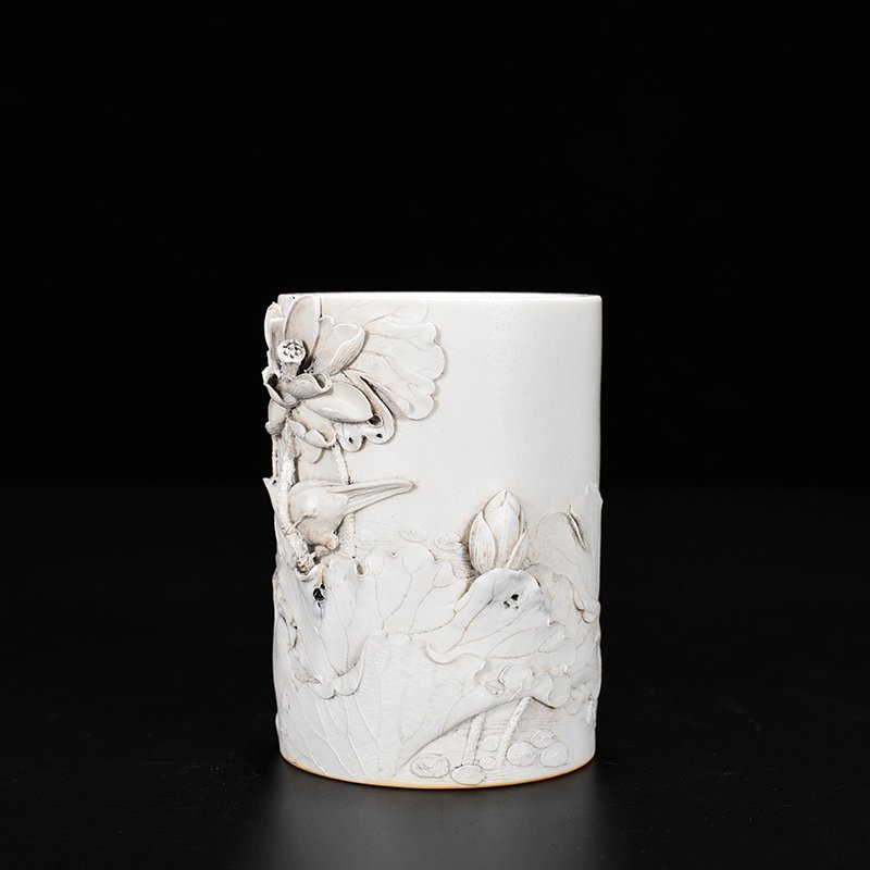 Qing Dynasty Guangxu carved lotus pond flower and bird pen holder