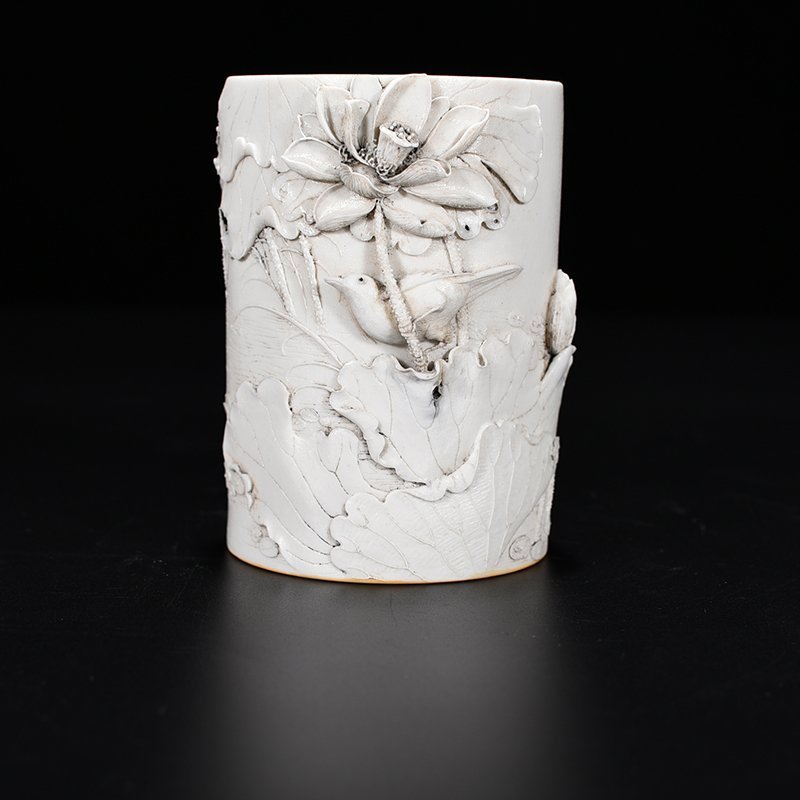 Qing Dynasty Guangxu carved lotus pond flower and bird pen holder