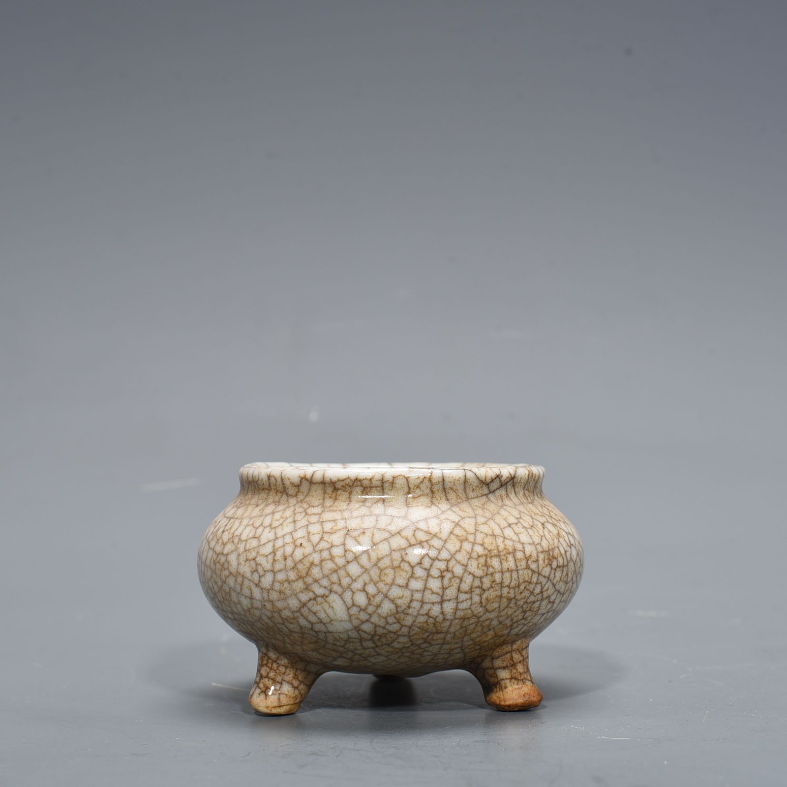 Qing Dynasty Ge kiln three-legged furnace