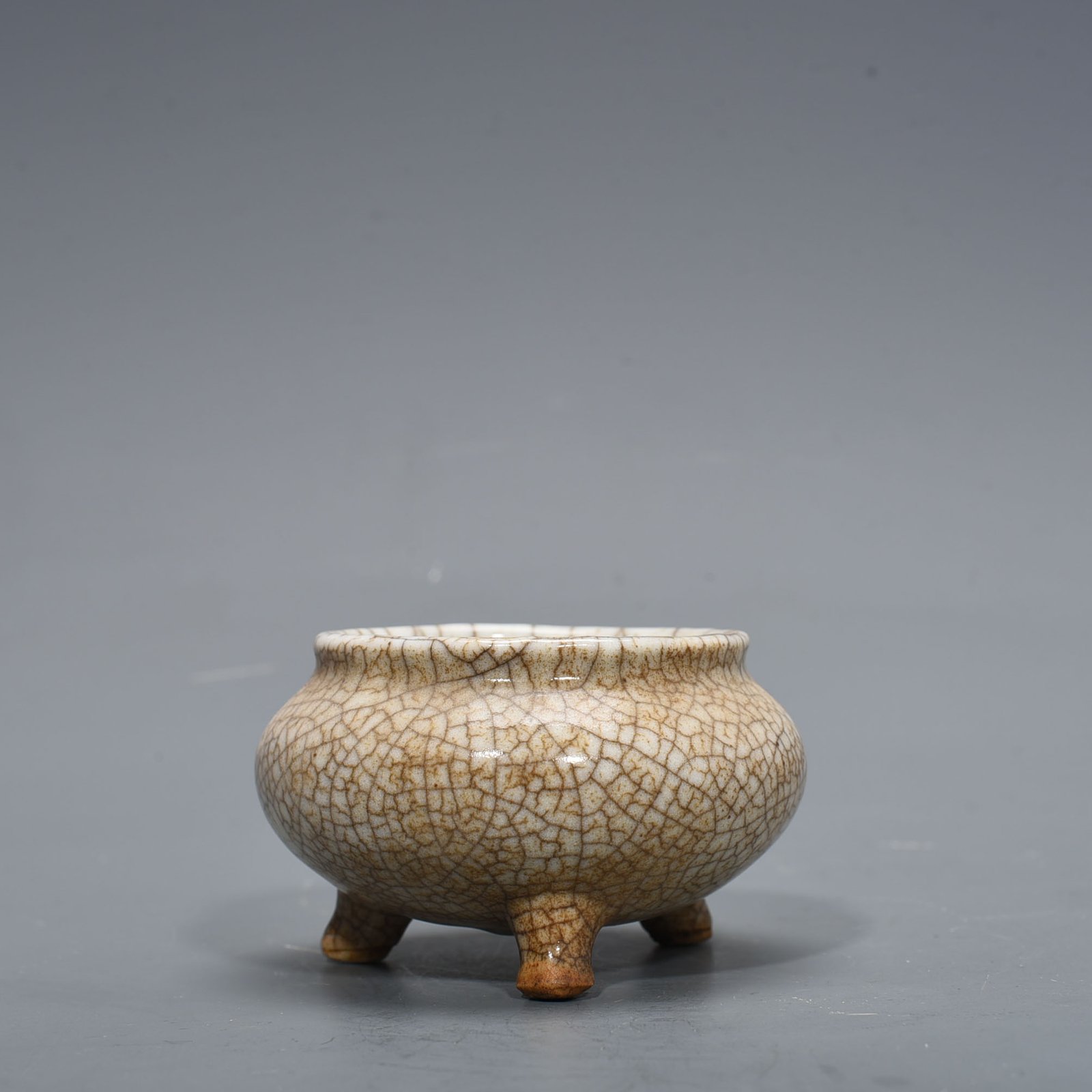 Qing Dynasty Ge kiln three-legged furnace
