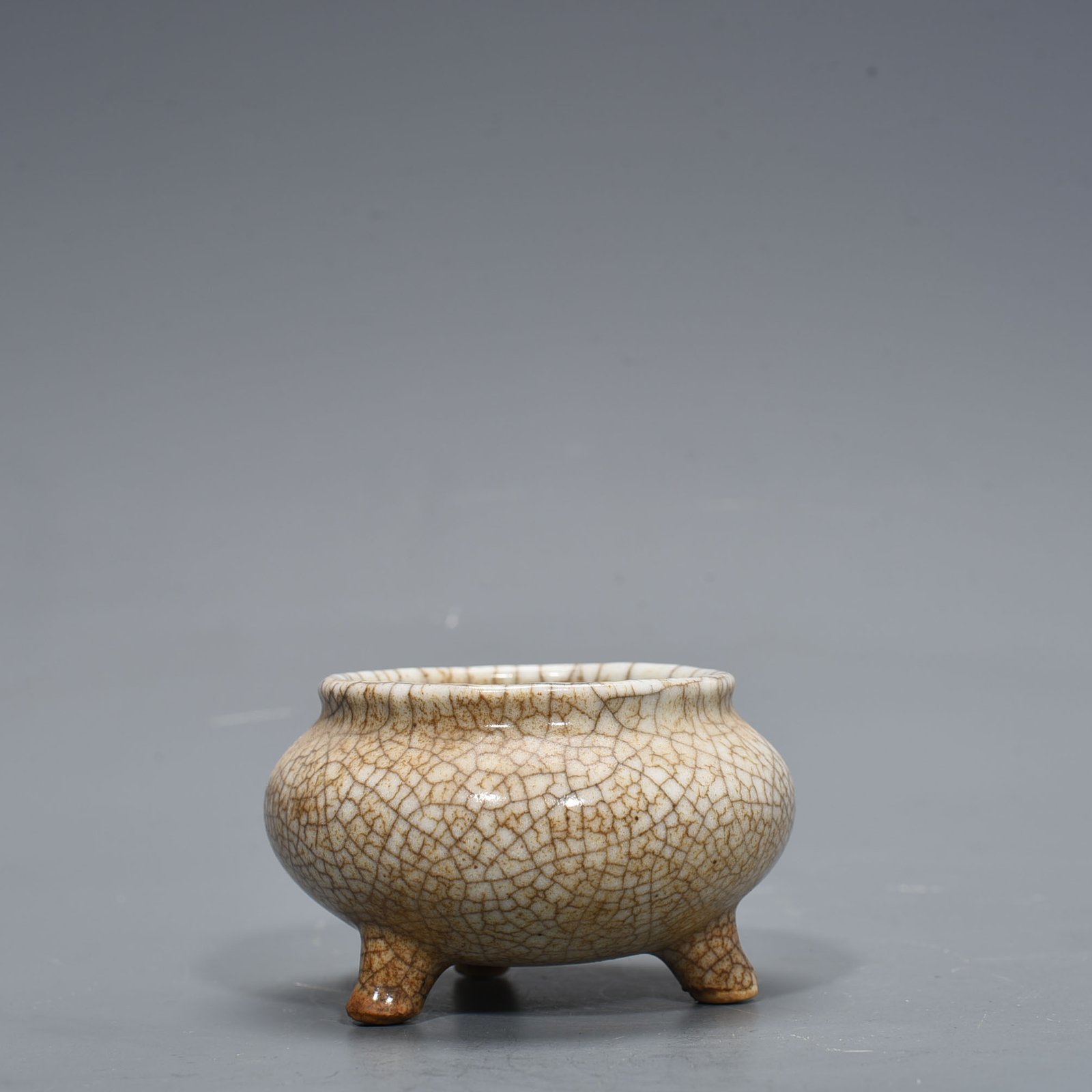 Qing Dynasty Ge kiln three-legged furnace