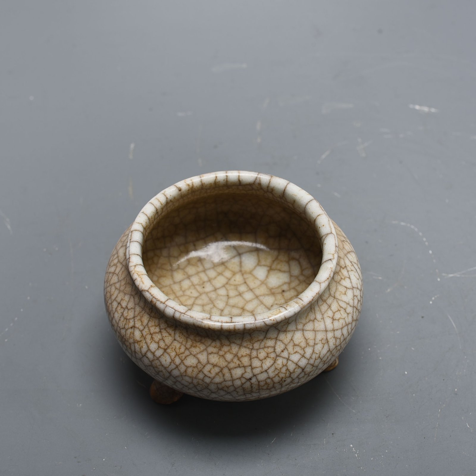 Qing Dynasty Ge kiln three-legged furnace