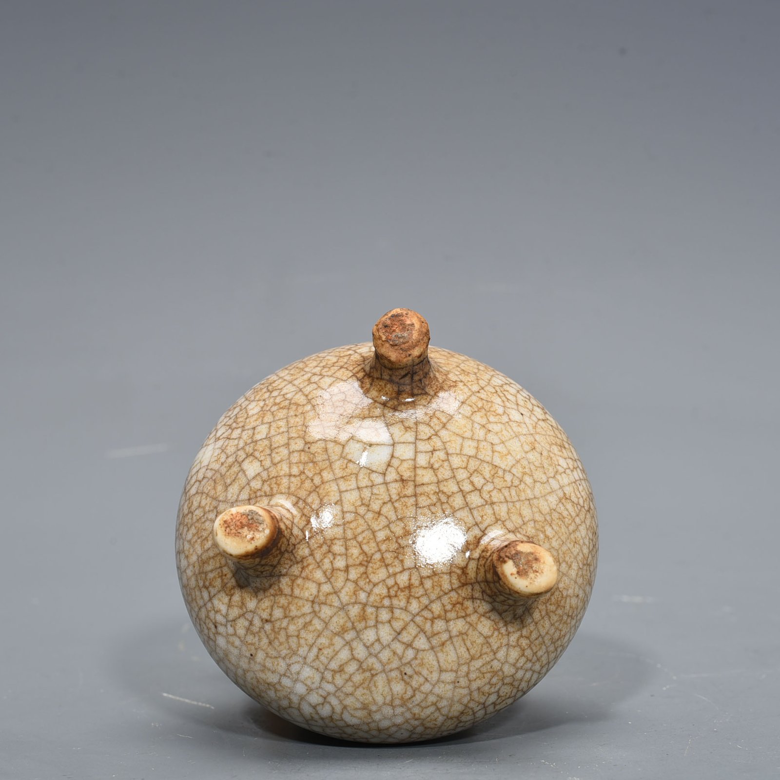 Qing Dynasty Ge kiln three-legged furnace