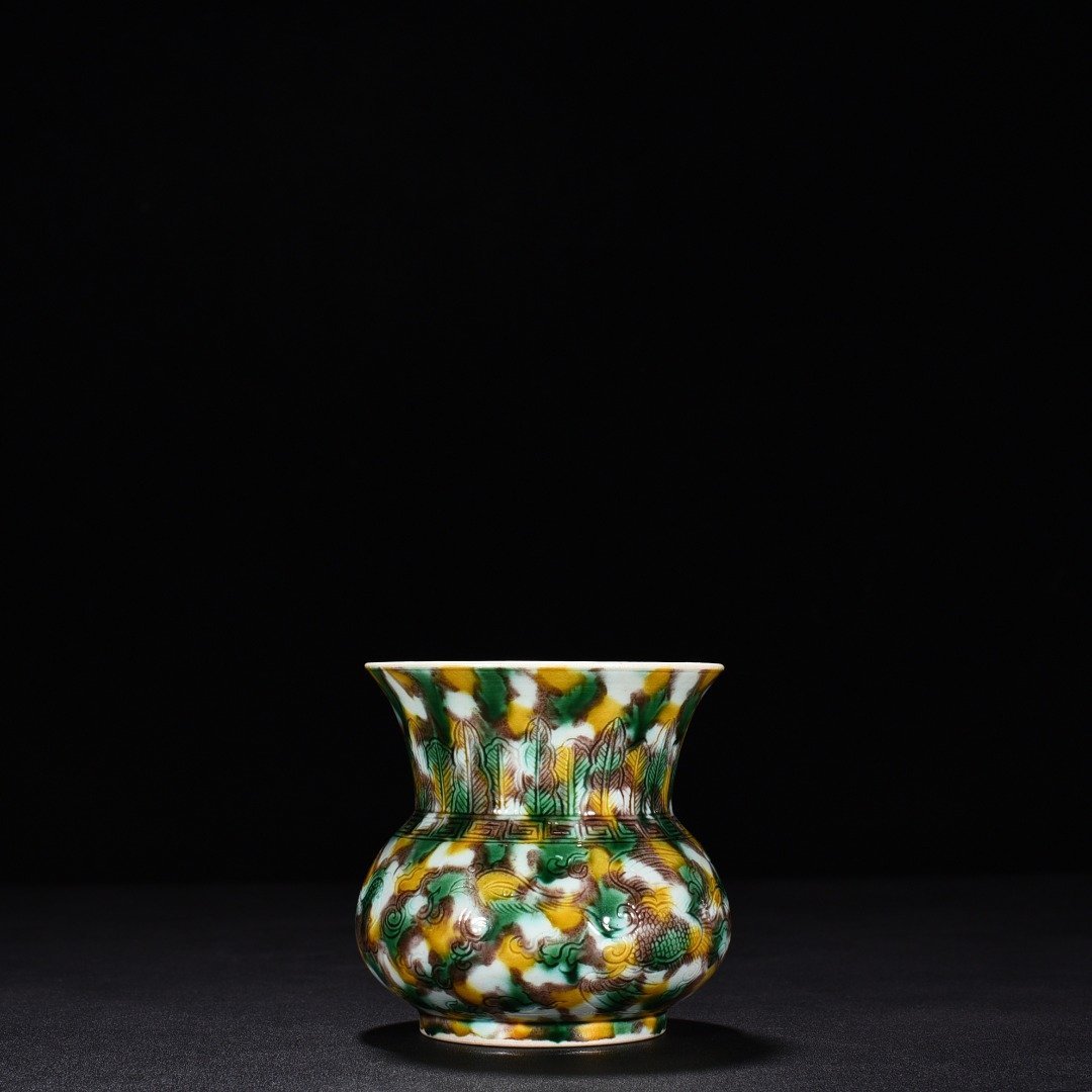 Qing Dynasty plain three-color slag bucket with dragon and phoenixs