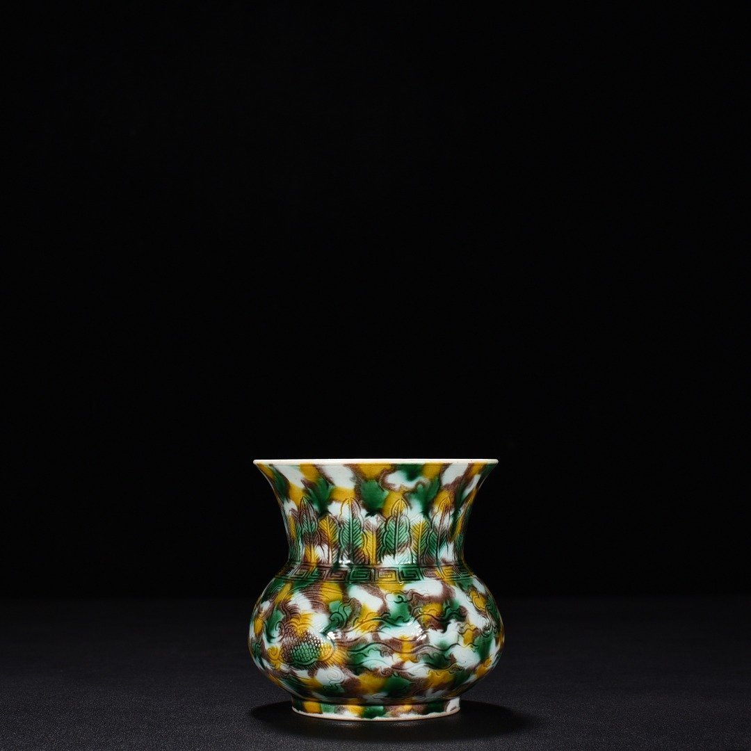 Qing Dynasty plain three-color slag bucket with dragon and phoenixs