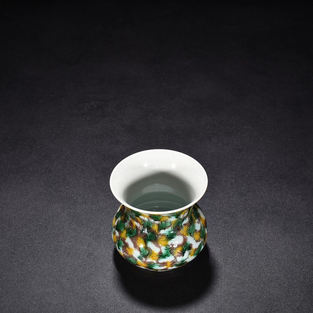 Qing Dynasty plain three-color slag bucket with dragon and phoenixs