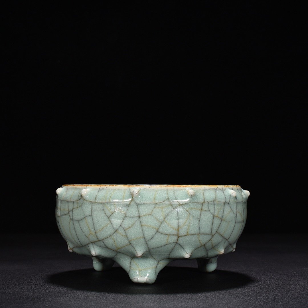 Qing Dynasty guan kiln drum nail tripod furnac