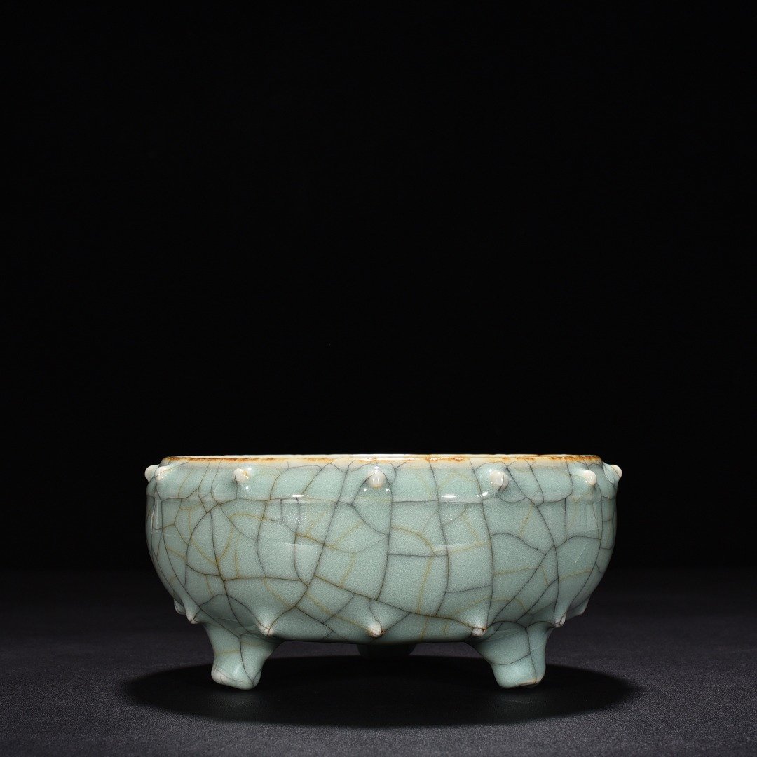 Qing Dynasty guan kiln drum nail tripod furnac