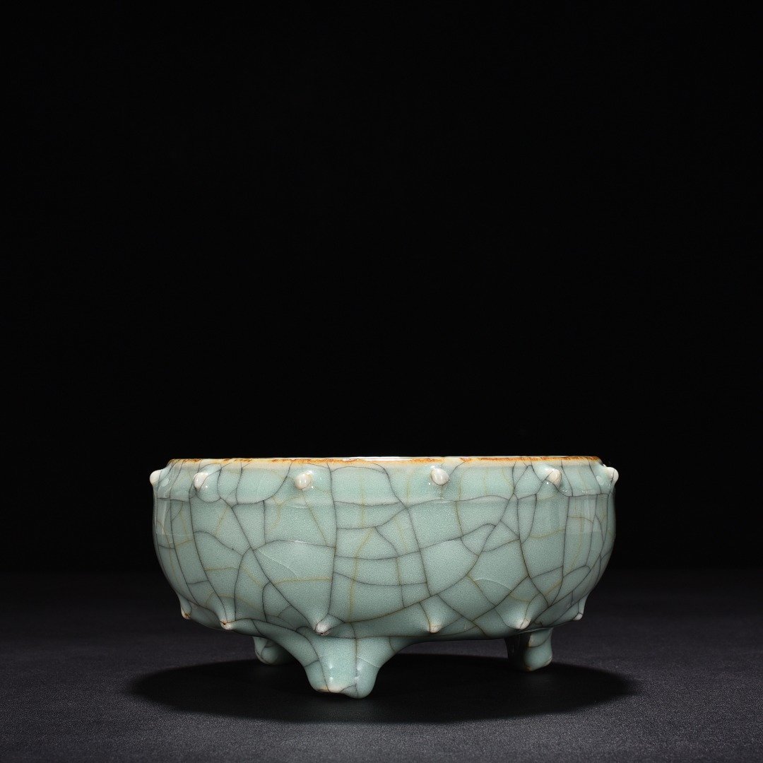 Qing Dynasty guan kiln drum nail tripod furnac