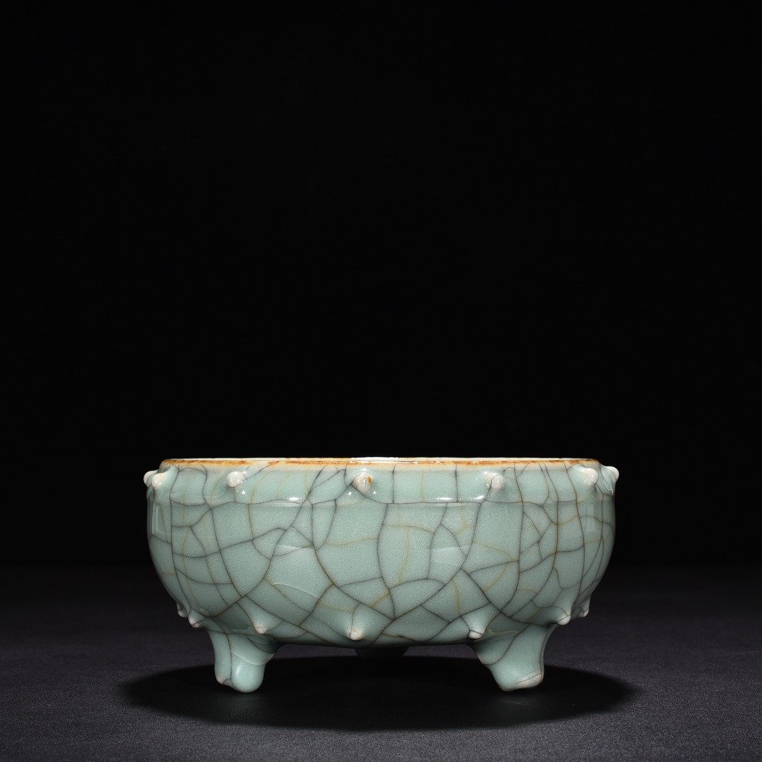 Qing Dynasty guan kiln drum nail tripod furnac