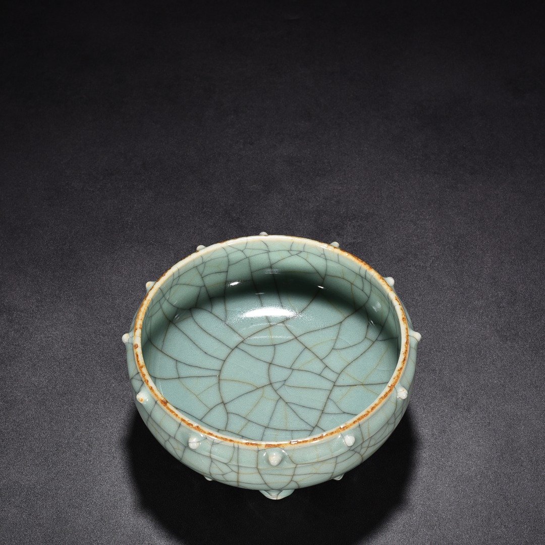Qing Dynasty guan kiln drum nail tripod furnac