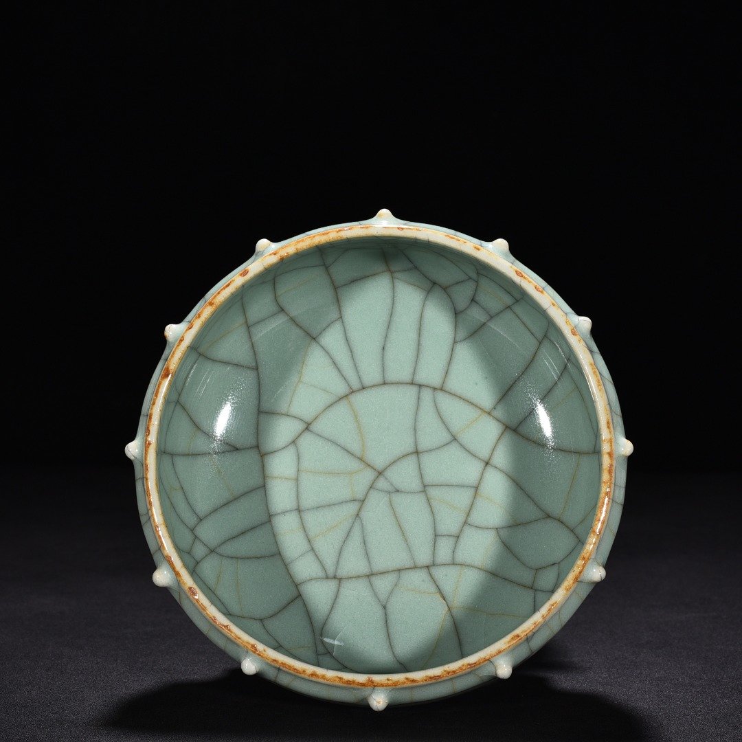 Qing Dynasty guan kiln drum nail tripod furnac